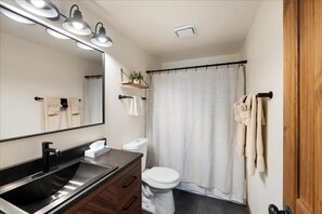 Hiustenkuivaaja, pyyhkeet, sampoo