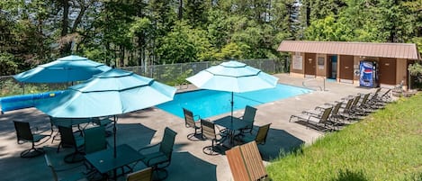 Een binnenzwembad en een verwarmd zwembad