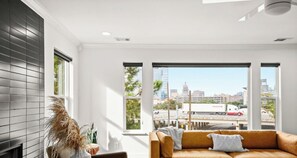 Una Smart TV, una chimenea, un reproductor estéreo, una oficina