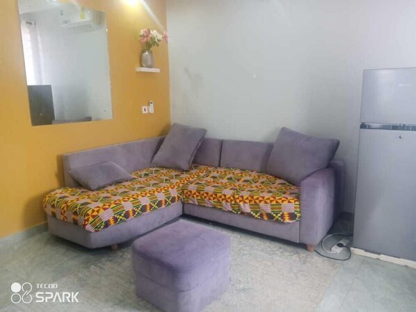 TV - Impeccable Comfortable One Bed Apartment in Accra (Accra)