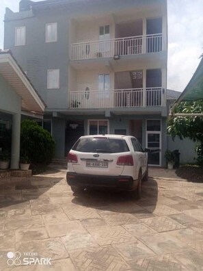 Exterior - Impeccable Comfortable One Bed Apartment in Accra (Accra)