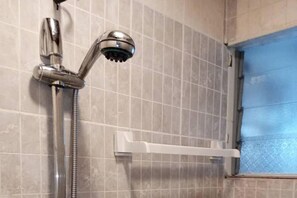 Douche, serviettes fournies