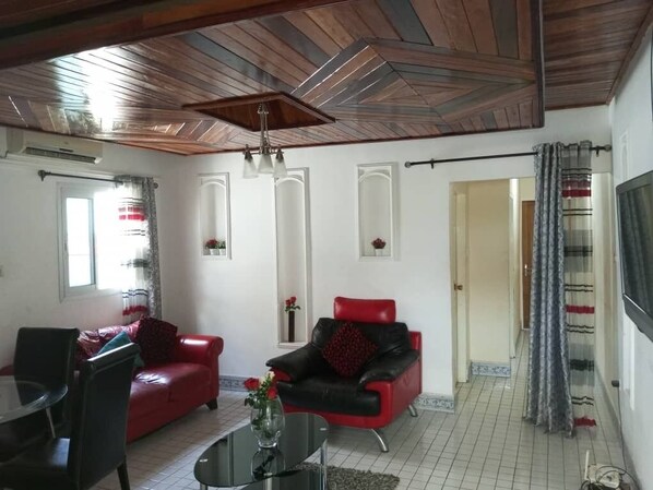 TV - Beautiful appartement 2 beds 2 toilets ,kitchen (Douala bonaberie)
