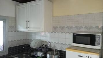 Een koelkast, een microgolfoven, een oven, een kookplaat