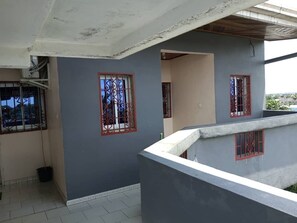 Property grounds - Remarkable 1 bedroom flat in bonaberie ancienne (Douala)