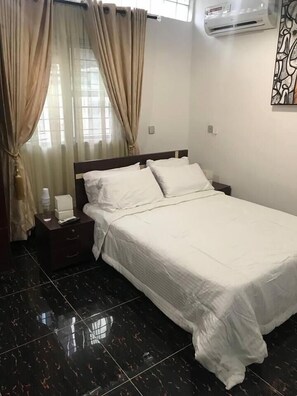 4 bedrooms, iron/ironing board, WiFi, bed sheets - Captivating 4-Bed House in Lagos (Lagos)