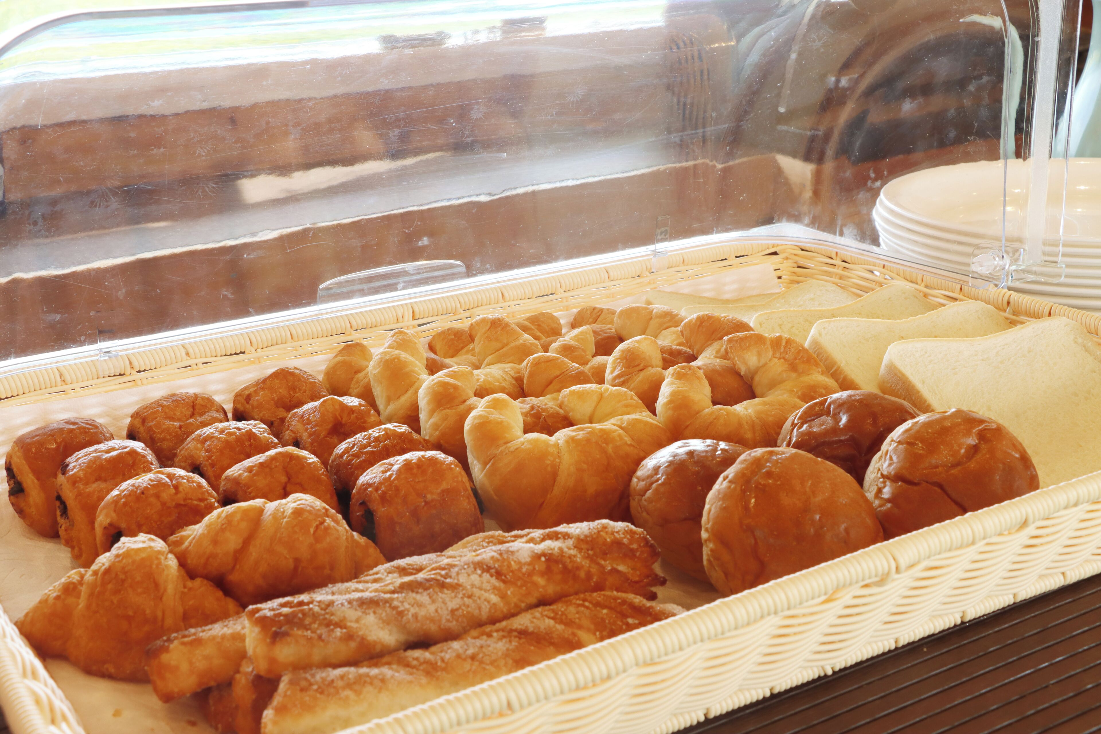Una vitrina de panadería con diversas opciones de productos horneados.