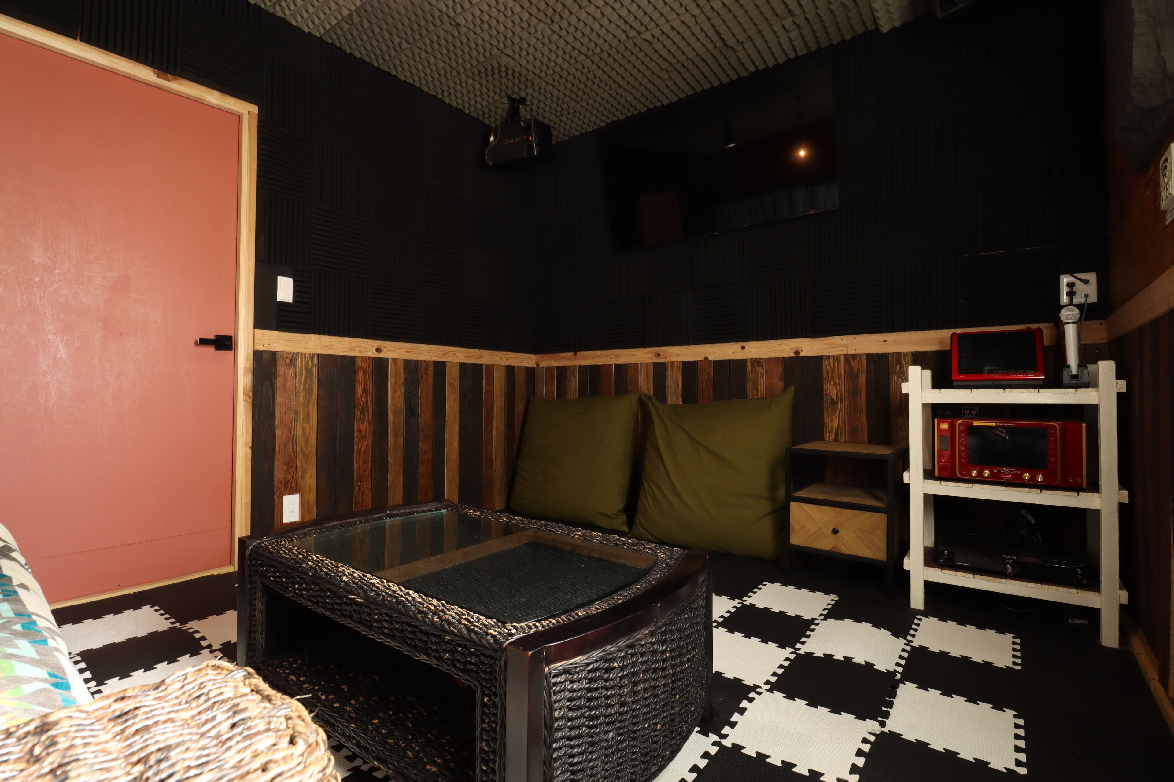 1 bedroom, down comforters, free minibar, desk