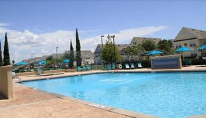 Alberca al aire libre y alberca climatizada