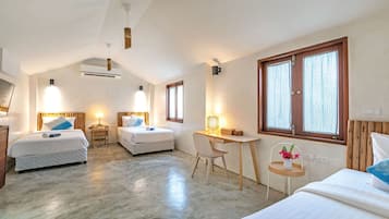 Habitación triple familiar | Escritorio, wifi gratis, ropa de cama