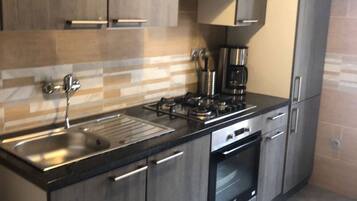 Kylskåp, mikrovågsugn, kaffe- och tebryggare och mixer