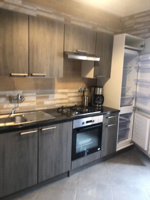 Jääkaappi, mikroaaltouuni, kahvin-/teenkeitin, tehosekoitin