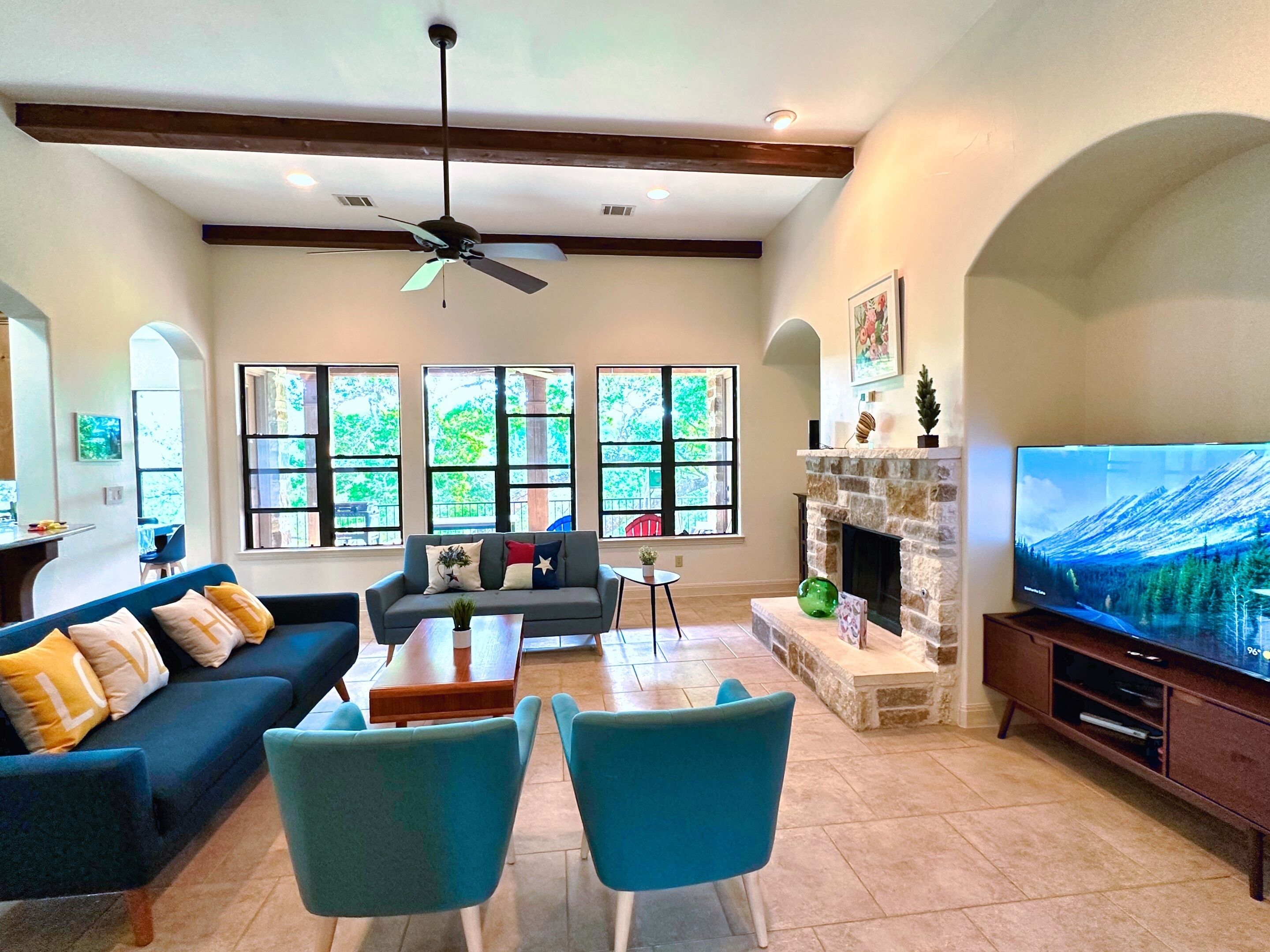 智能電視、電子遊戲、DVD 播放機、乒乓球設施