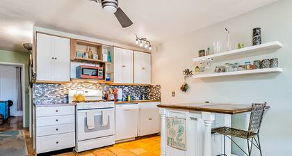 Dreamy oceanfront resort condo with pool, tennis courts, & beach access