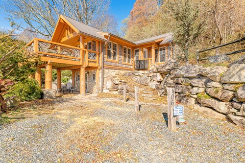Luxury cottage with spacious deck, amazing views & washer/dryer