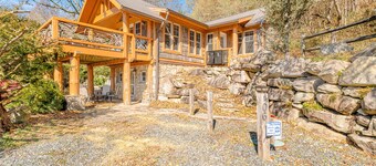 Luxury cottage with spacious deck, amazing views & washer/dryer