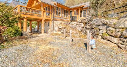 Luxury cottage with spacious deck, amazing views & washer/dryer