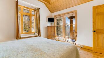 2 bedrooms, iron/ironing board, internet, bed sheets