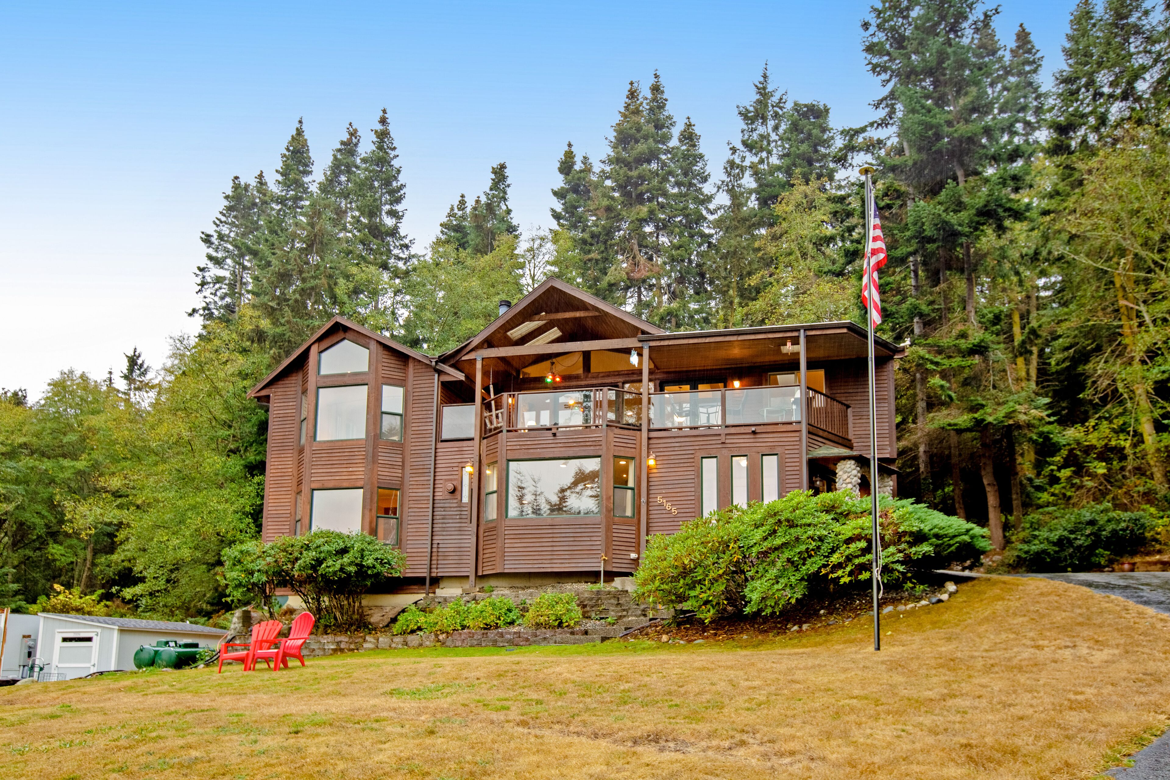 Remodeled home bordering Deception Pass with private hot tub & stunning view