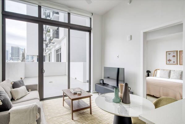 TV, stereo - Beautiful Wynwood 1BR w/ Gym, Pool & Lounge, nr Midtown, by Blueground (Miami)