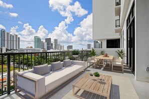 Outdoor dining - Beautiful Wynwood 1BR w/ Gym, Pool & Lounge, nr Midtown, by Blueground (Miami)