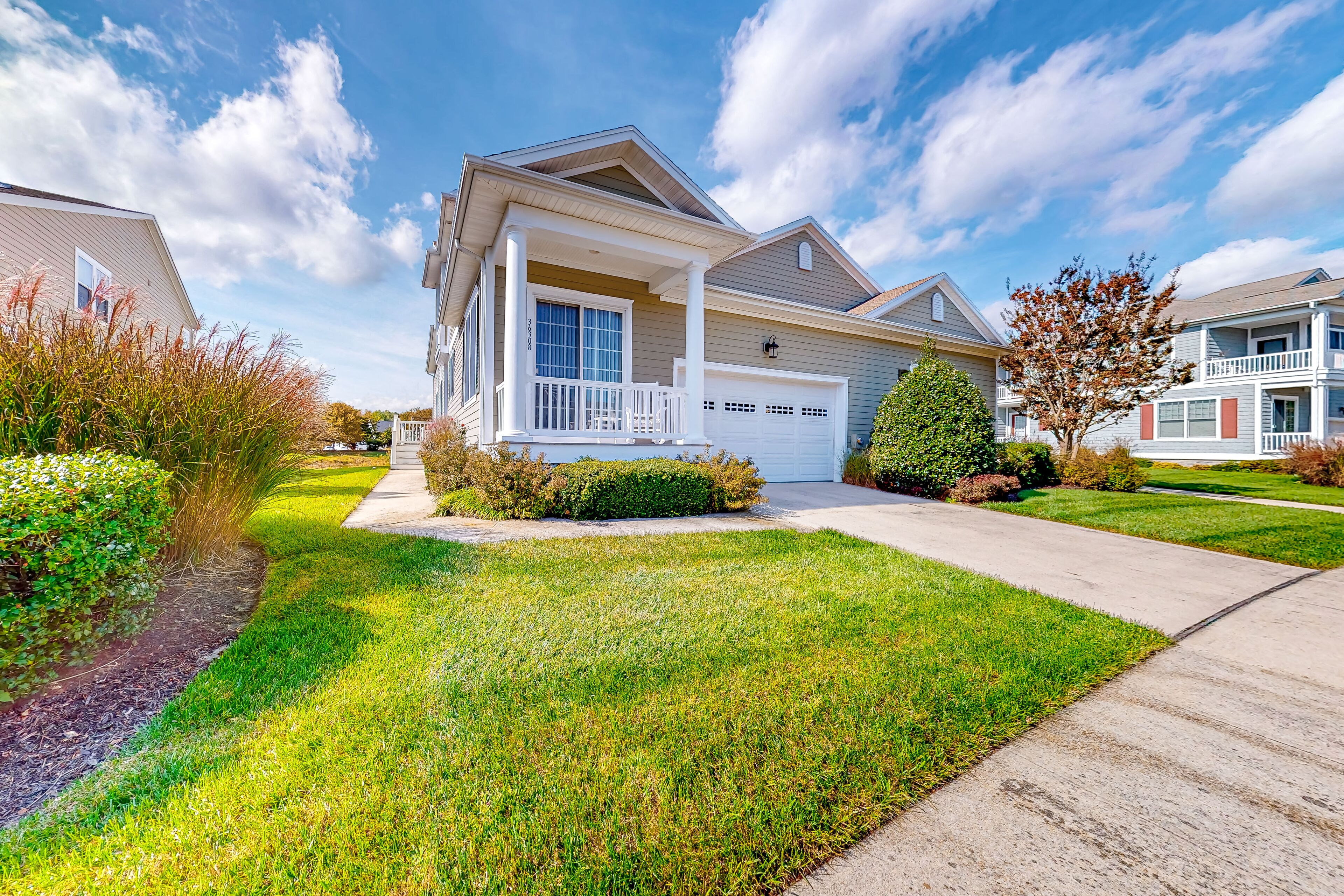 Bayside Resort home with pond views, large deck, fast WiFi - pool access