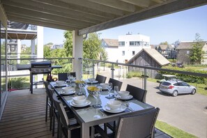 Outdoor dining - Howells Mere 70, Sunnybank - Lakeside Holiday Cottage, Spa Access, Sleeps 9 (Somerford Keynes)