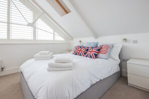 4 bedrooms, iron/ironing board, free WiFi, bed sheets - Howells Mere 70, Sunnybank - Lakeside Holiday Cottage, Spa Access, Sleeps 9 (Somerford Keynes)