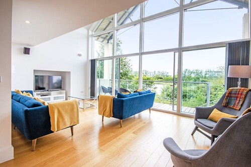 Howells Mere 70, Sunnybank - Lakeside Holiday Cottage, Spa Access, Sleeps 9