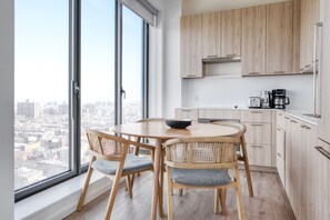 Kylskåp, mikrovågsugn, ugn och spishäll