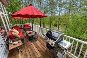 Property grounds - Dog-friendly townhome near lake & skiing with furnished deck, grill & air hockey (Lake Harmony)