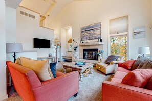 TV, fireplace - Dog-friendly townhome near lake & skiing with furnished deck, grill & air hockey (Lake Harmony)