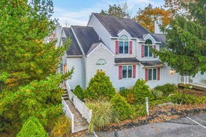 Exterior - Dog-friendly townhome near lake & skiing with furnished deck, grill & air hockey (Lake Harmony)