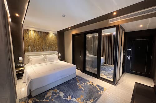 Deluxe Double Room | In-room safe, individually furnished, desk, laptop workspace