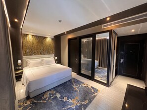 Caja de seguridad en la habitación, muebles diferentes y escritorio