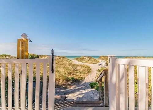 Indian Rocks Beach Direct Gulf Front Condo, Heated Pool, Walk to Attractions