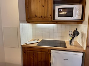 Fridge, dishwasher, toaster, cookware/dishes/utensils