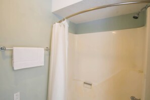 Sèche-cheveux, savon, shampoing, papier toilette