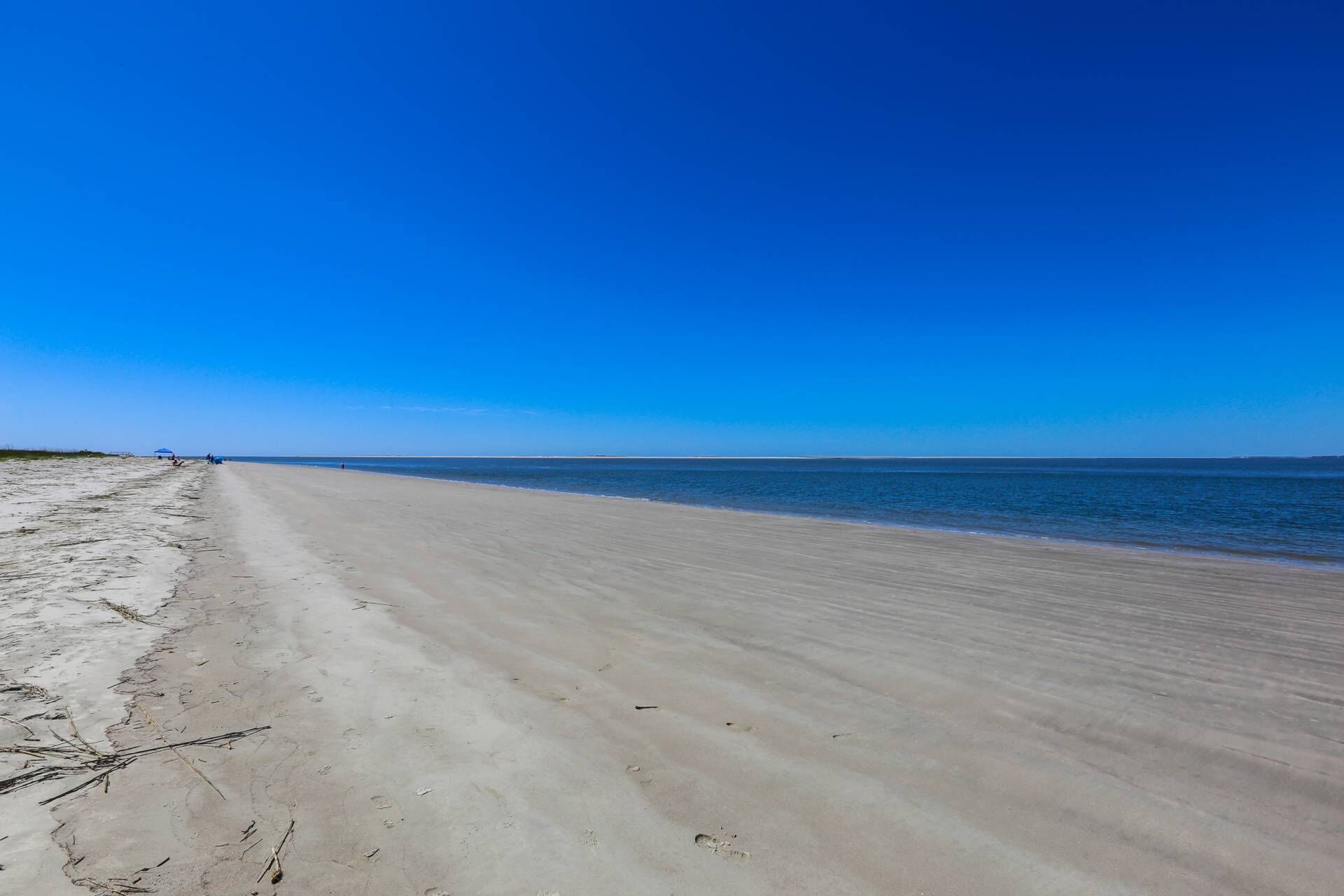 Une vaste plage sous un ciel dégagé.