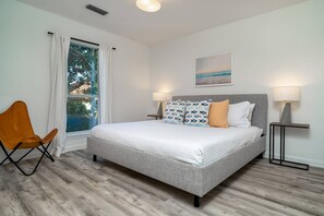 4 bedrooms, iron/ironing board, free WiFi, bed sheets - PET Friendly! FREE Golf Cart, Private Pool & Backyard, Pools/Tennis/Gym/Playground ~ Destiny East (Destin)