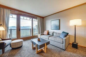 TV, fireplace - Mountain Views & Pool Access: Cle Elum Condo! (Cle Elum)