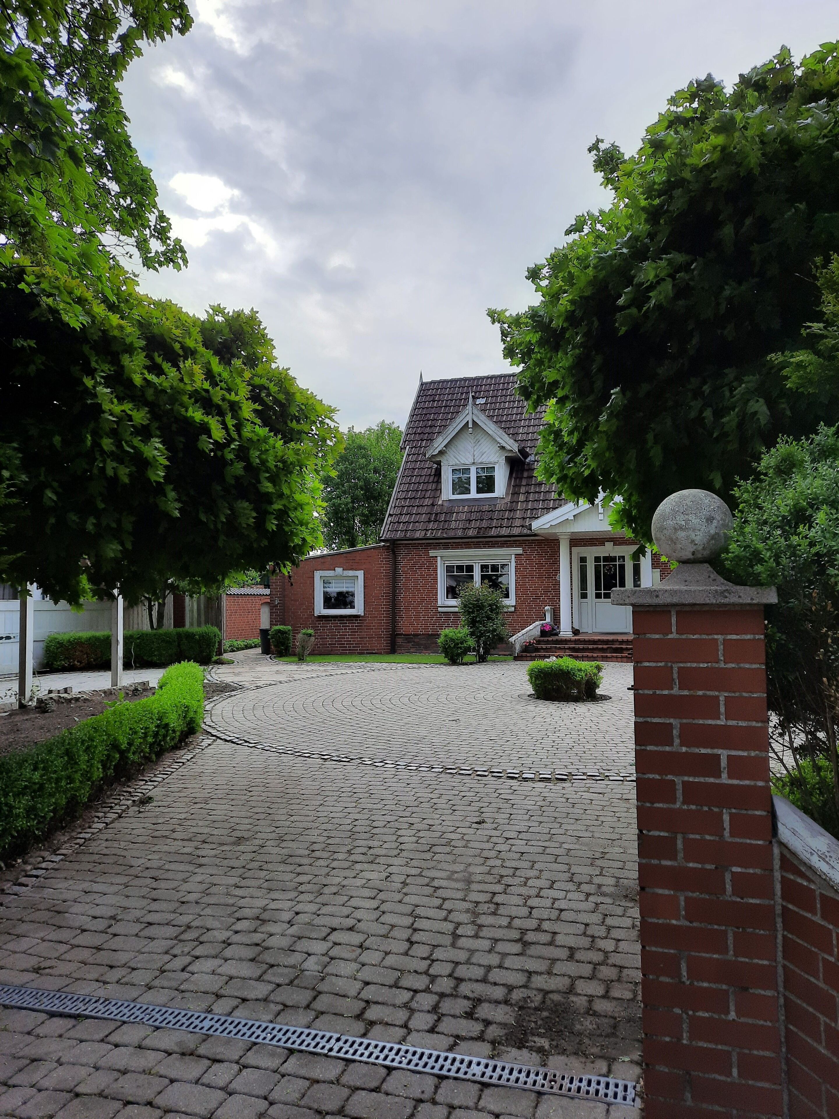 Der eigene Eingang befindet sich links vom Haus.