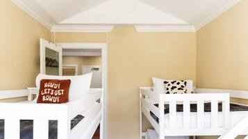 4 bedrooms, desk, free WiFi, bed sheets