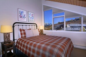 2 bedrooms, travel cot, WiFi, bed sheets - Ski in/Bike out, Updated, 2BD/2BA Emmons Condo, ski in/ski out (Crested Butte)