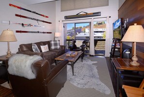 TV, fireplace, offices - Ski in/Bike out, Updated, 2BD/2BA Emmons Condo, ski in/ski out (Crested Butte)