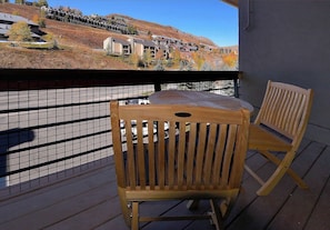 Outdoor dining - Ski in/Bike out, Updated, 2BD/2BA Emmons Condo, ski in/ski out (Crested Butte)