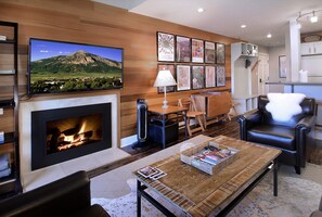 TV, fireplace, offices - Ski in/Bike out, Updated, 2BD/2BA Emmons Condo, ski in/ski out (Crested Butte)