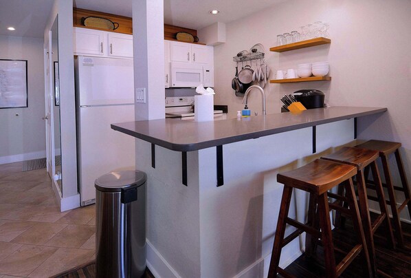Coffee/tea maker, fridge, microwave, oven