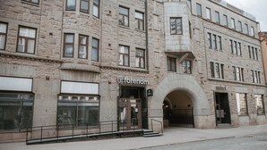 A stone building with a sign reading "torenom". - Forenom Aparthotel Tampere Kauppakatu (Tampere)