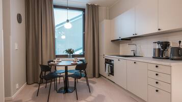 Standard Apart Daire | Özel mutfak | Buzdolabı, mikrodalga fırın, fırın, set üstü ocak